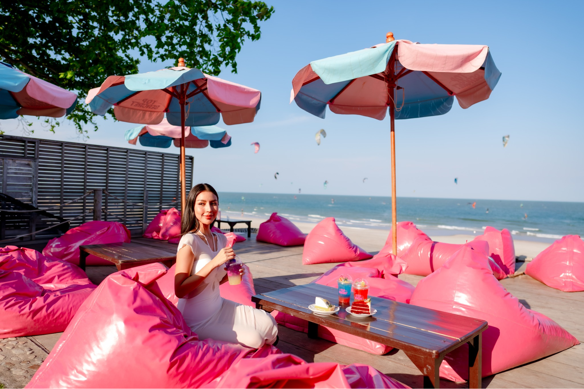 คาเฟ่หัวหินติดทะเล บรรยากาศริมชายหาดพร้อมเครื่องดื่มและวิวทะเลหัวหิน