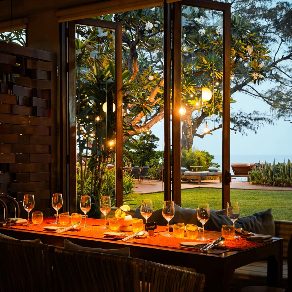 จบทริปเที่ยวคาเฟ่หัวหินถ่ายรูปสวย 1 วัน ในช่วงเย็นที่ Let’s Sea Hua Hin’s Beach Restaurant