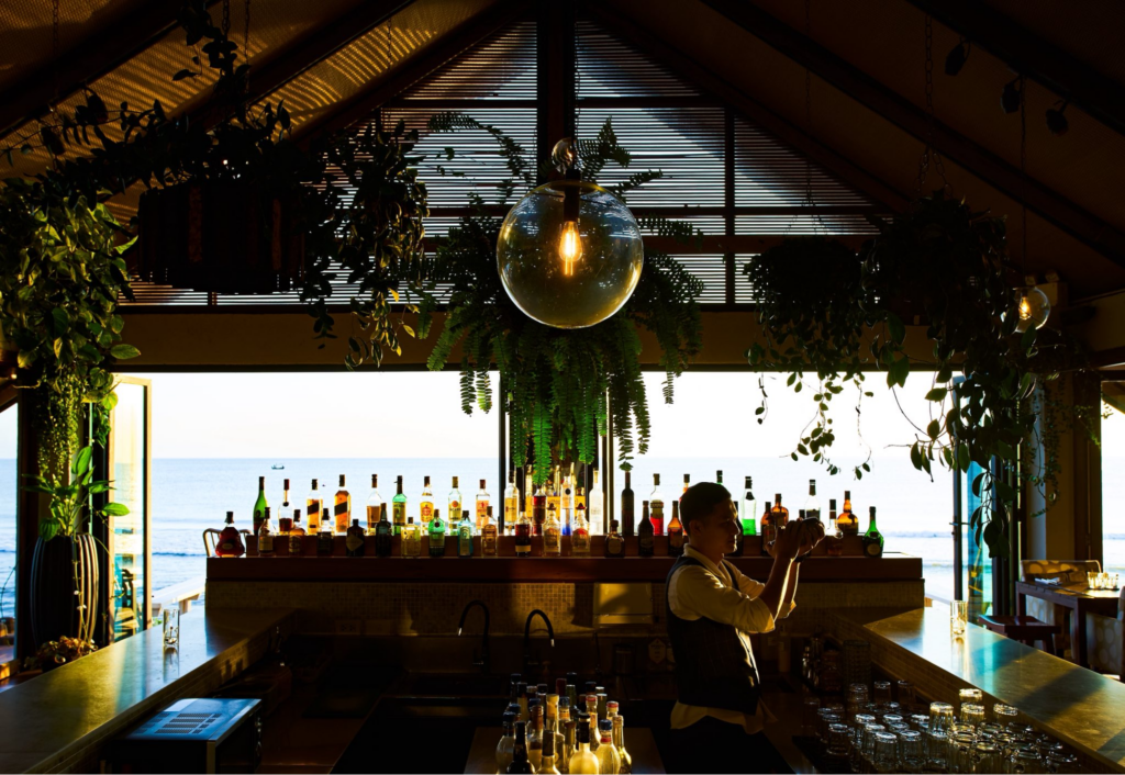 Beach Bar and Terrace ของ Let's Sea บาร์ริมทะเลหัวหินกลางคืน