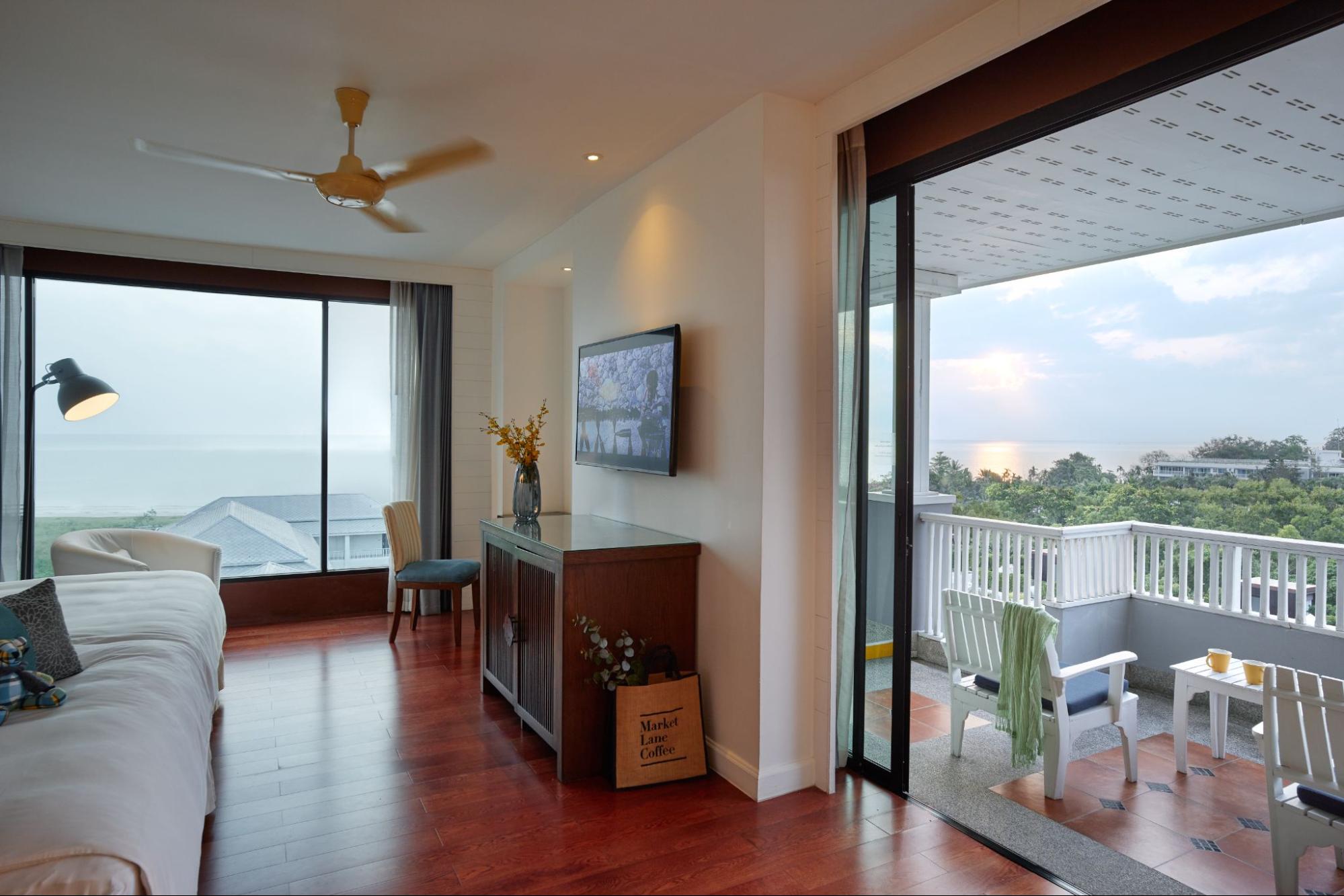 Loligo Resort Hua Hin Asian Tropical Wood-style บรรยากาศเขาตะเกียบ