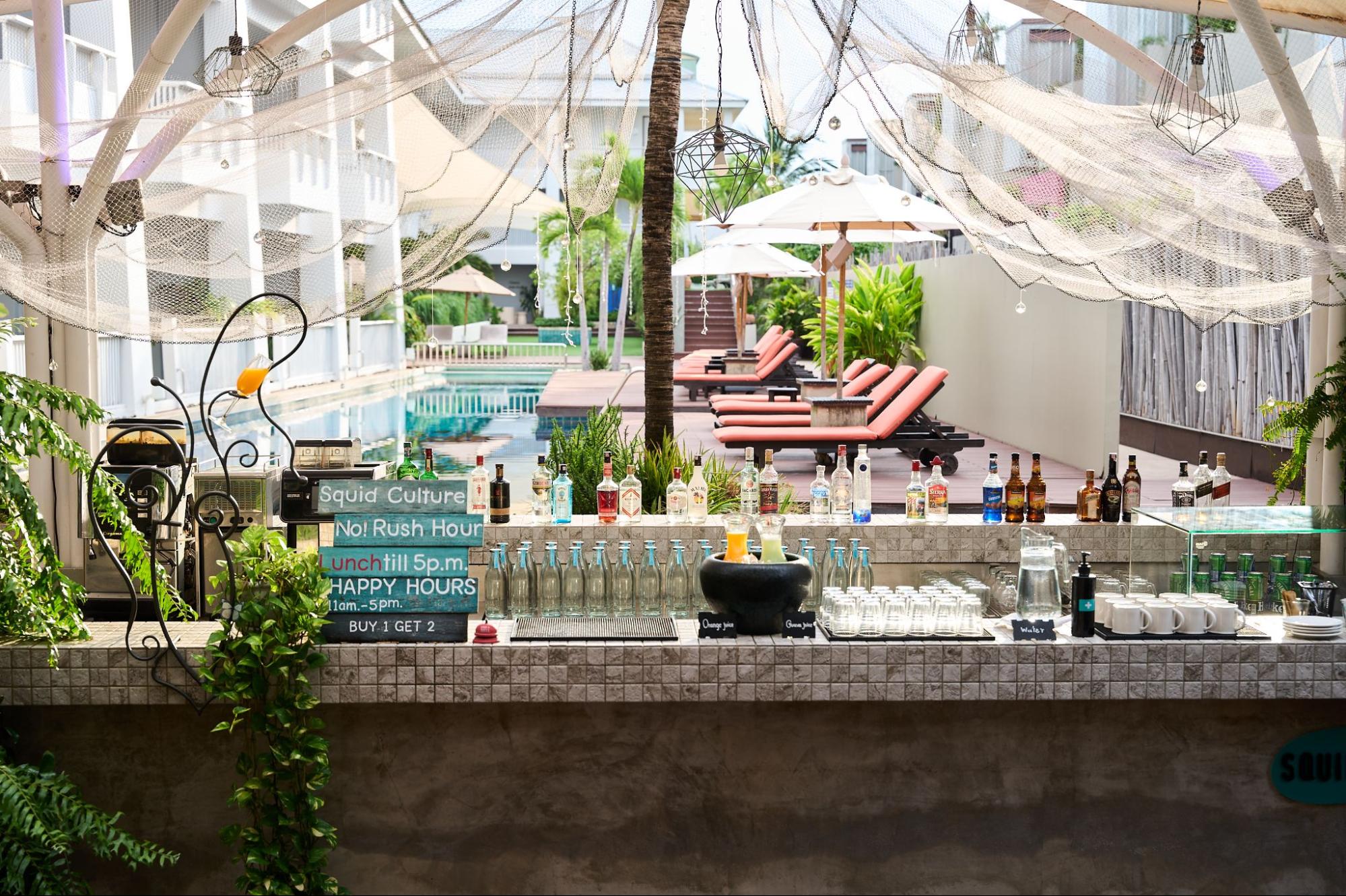 Squid Ink Pool Bar Loligo เครื่องดื่มริมสระ