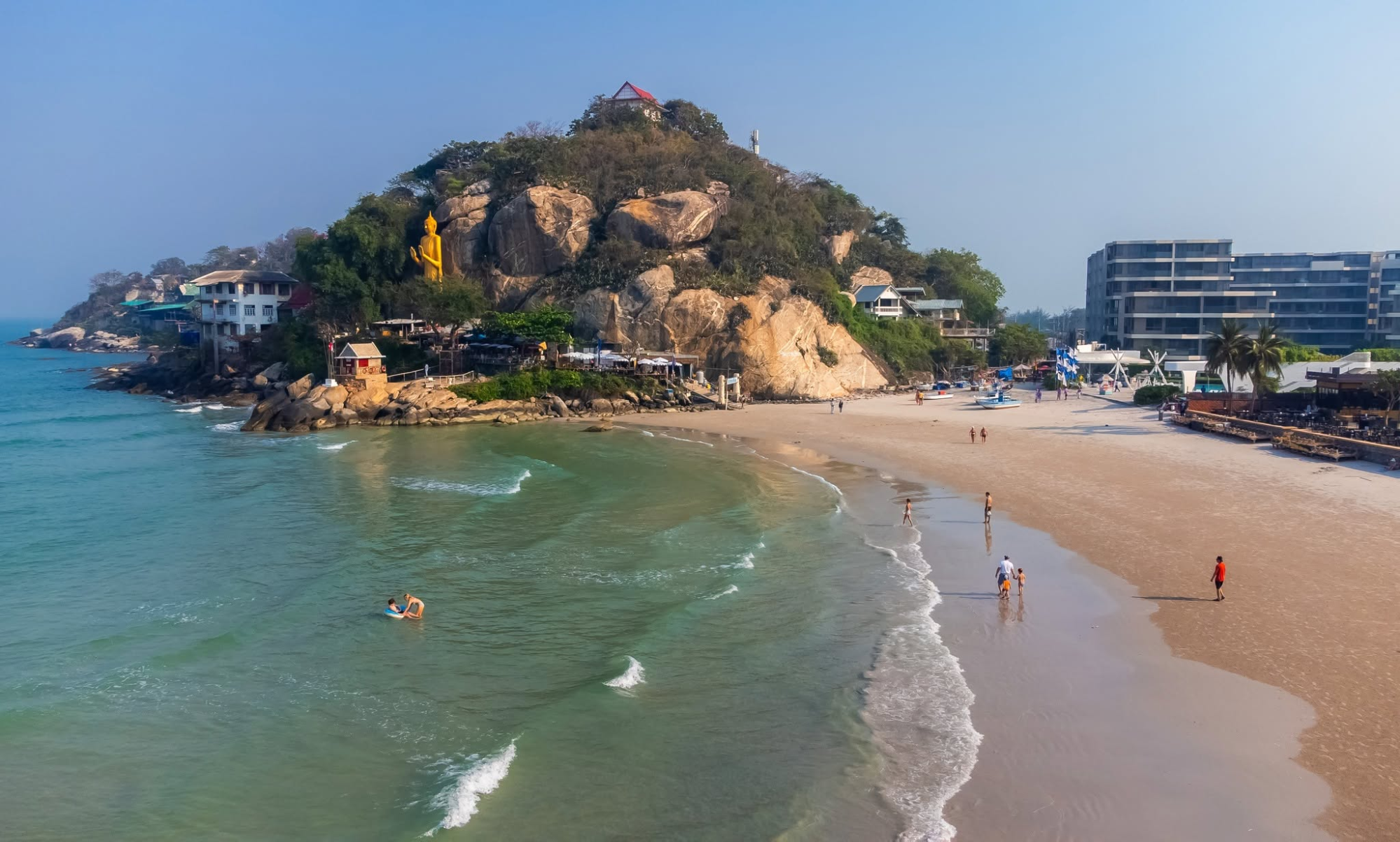 ถ่ายรูปหาดเขาตะเกียบ ที่มีภูเขาเป็น Backdrop