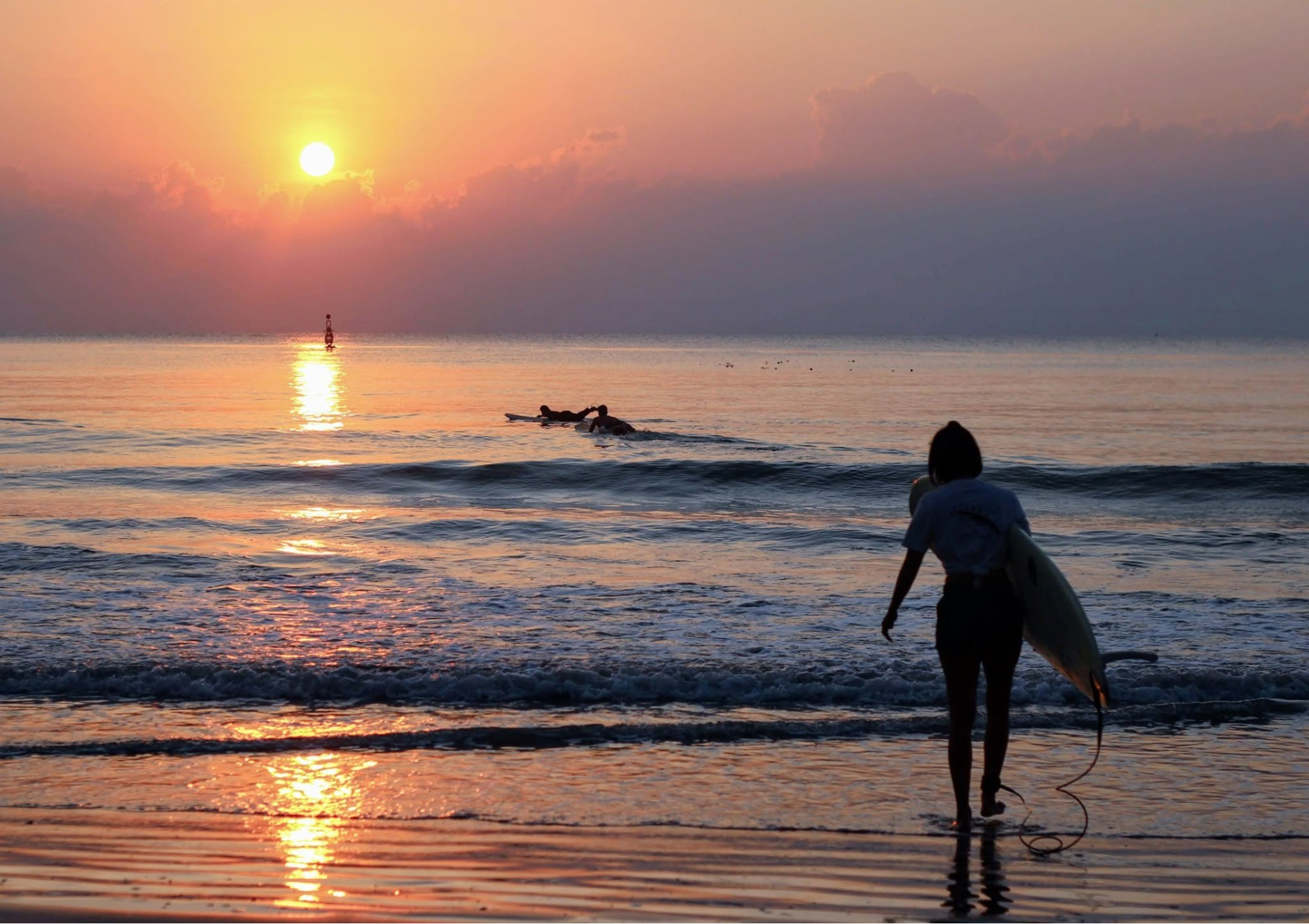 ว่ายน้ำหาดเขาตะเกียบ คลื่นเบาเหมาะครอบครัว