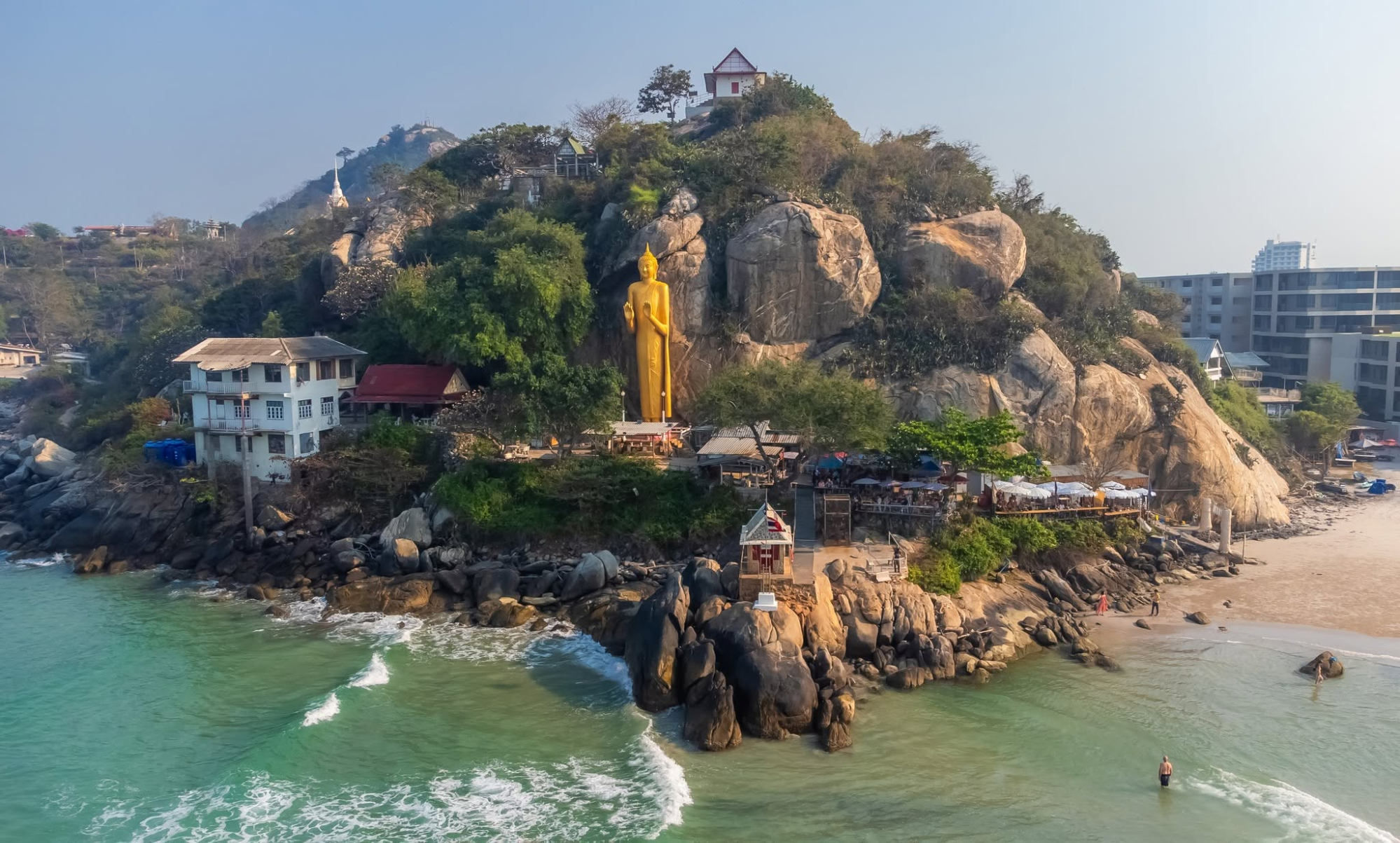 หาดเขาตะเกียบ หัวหิน ทรายขาวน้ำใส ภูเขาด้านหลัง