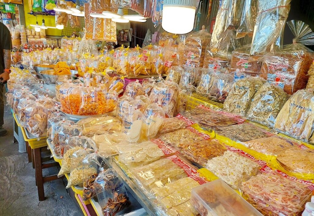 อาหารทะเลแปรรูปหัวหิน ปลาหมึกแห้ง กุ้งแห้งจากตลาดท้องถิ่น