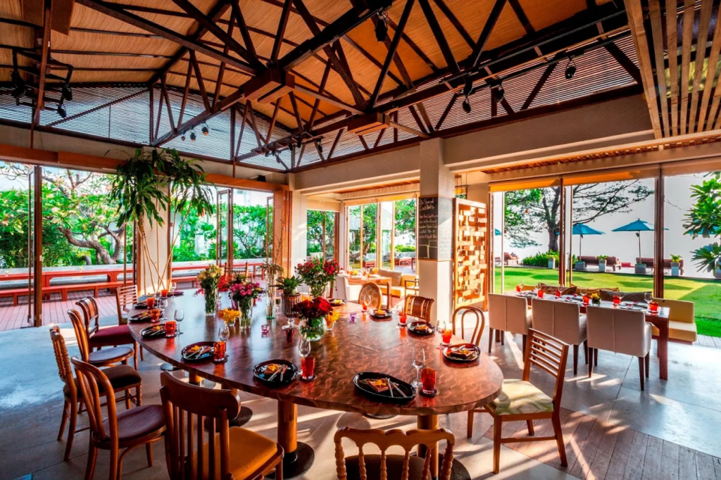 Day 1 เที่ยวหัวหิน 3 วัน 2 คืน รับประทานอาหารกลางวันริมทะเลที่ Let's Sea Hua Hin's Beach Restaurant