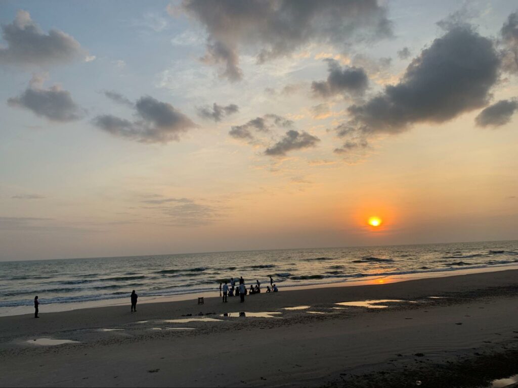 มุมถ่ายภาพ Golden Hour Beach Bar Terrace Let's Sea แสงทองริมทะเลเขาตะเกียบ