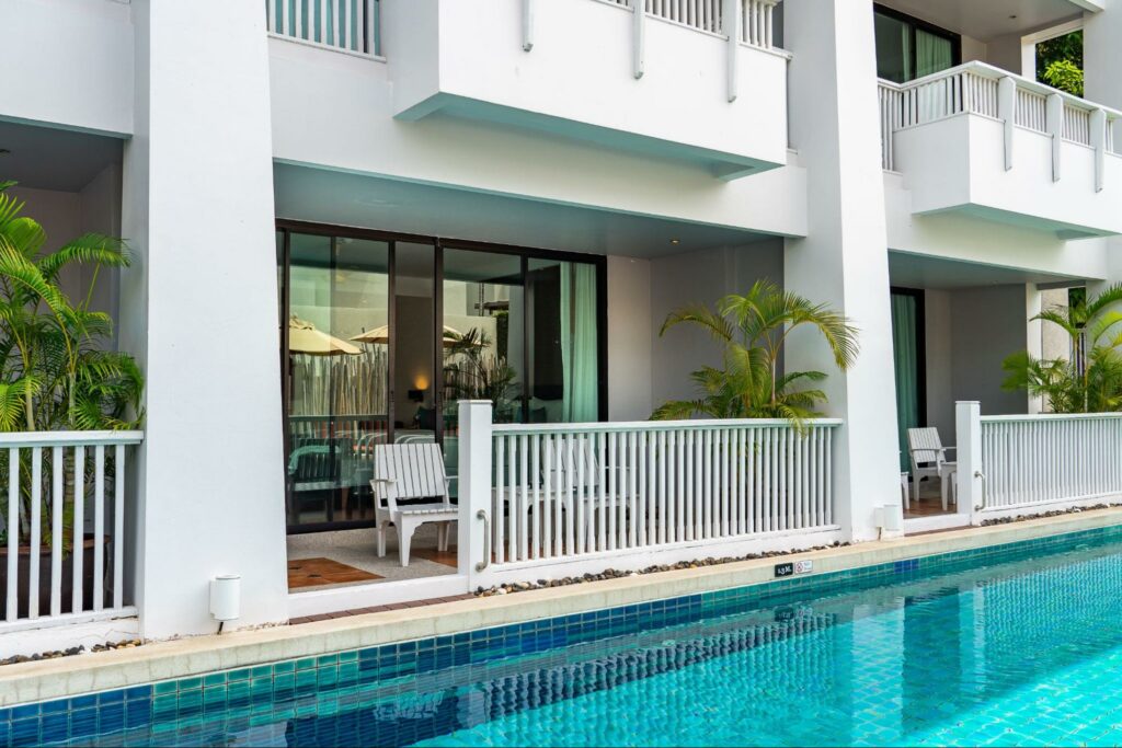 มุมถ่ายภาพช่วงกลางวัน Pool Access Suite Lagoon Pool ใสสีน้ำเงิน
