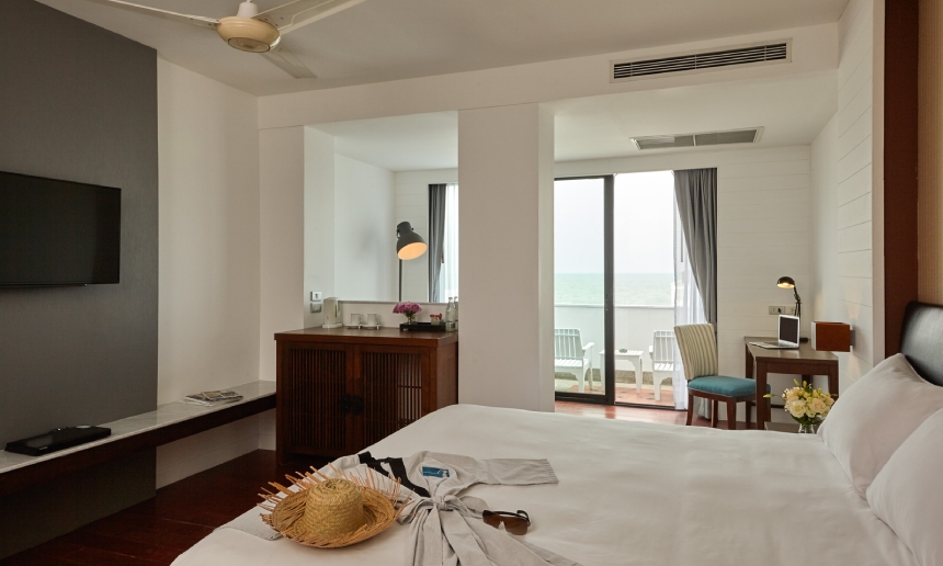 mini-suite-sea-horizon-balcony-slide-1