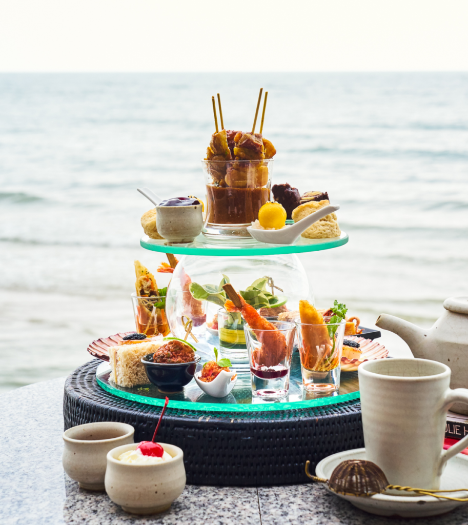 ซีฟู้ดในรีสอร์ต The Captain Loligo และ Let's Sea Hua Hin's Beach Restaurant