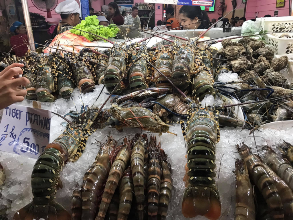 ตลาดโต้รุ่งหัวหิน ซีฟู้ด Street Foodขอขอบคุณภาพจาก _ ryoiireview