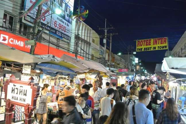 ตลาดโต้รุ่งหัวหิน แหล่งกินเที่ยวใกล้เขาสามร้อยยอดยามค่ำคืน