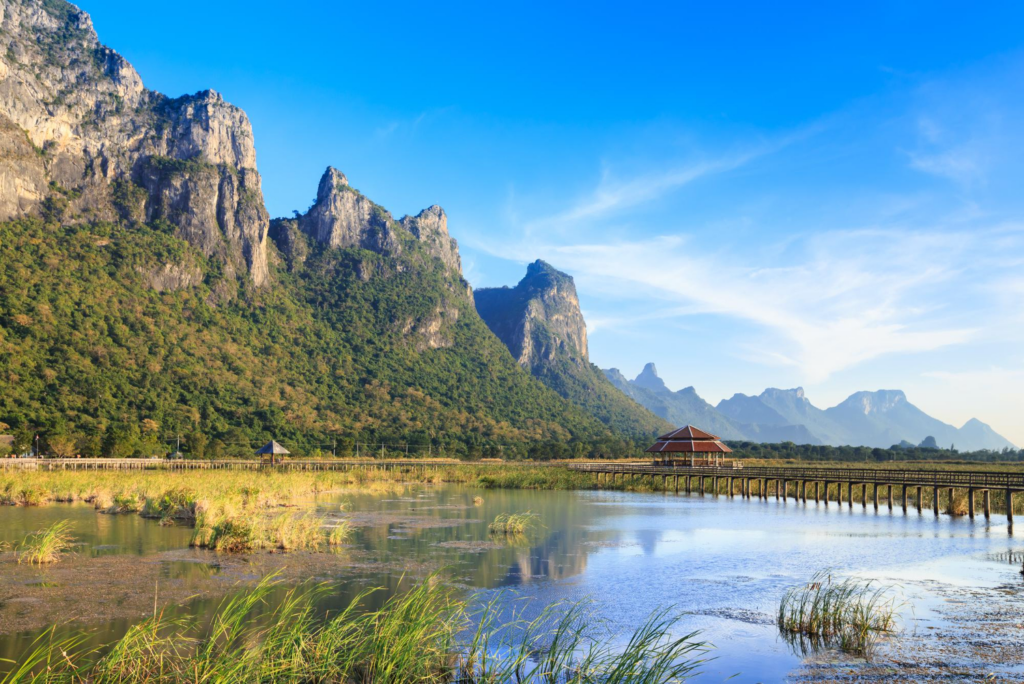 ทะเลสาบบัวและภูเขาหินปูนสะท้อนน้ำในพื้นที่เขาสามร้อยยอด