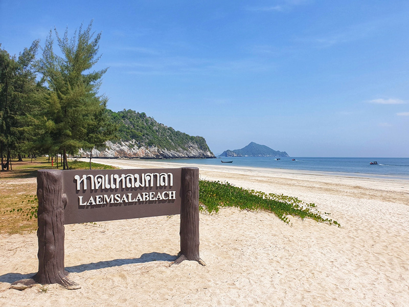หาดแหลมศาลาเขาสามร้อยยอด วิวทะเลกว้างและแนวภูเขาริมฝั่ง
