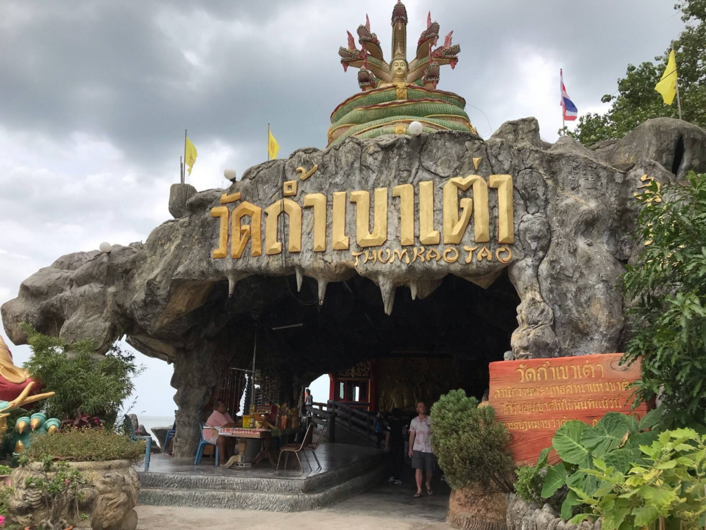 เที่ยววัดดังหัวหินสำหรับสายบุญ วัดถ้ำเขาเต่า