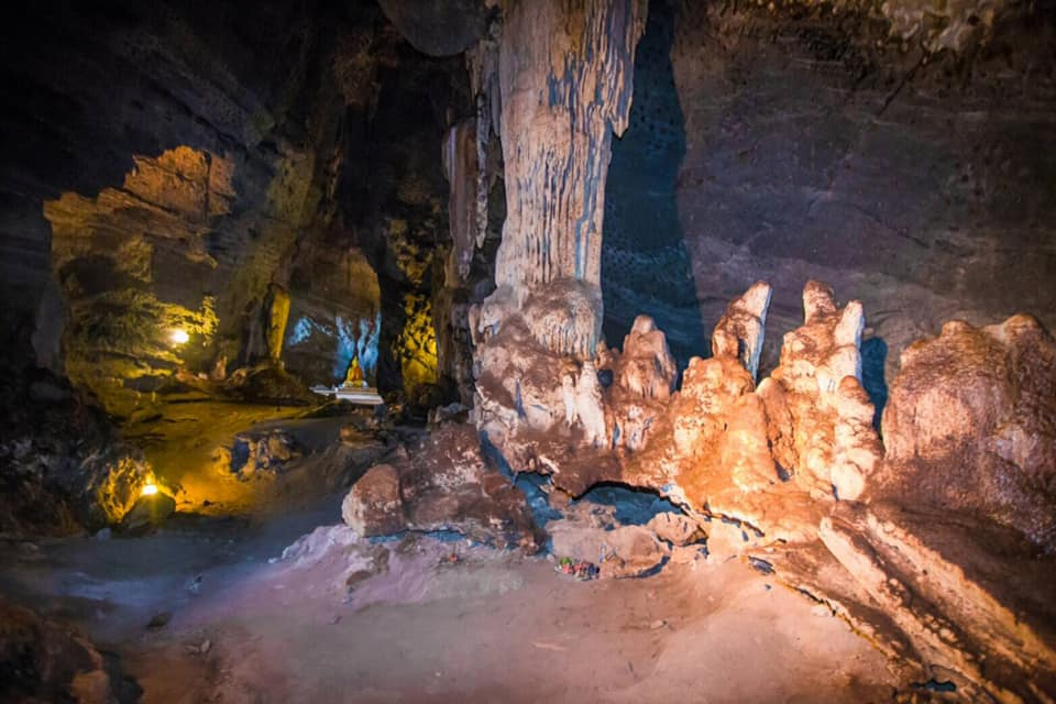แวะวัดดังหัวหิน ชมถ้ำดาว วัดหนองพลับ