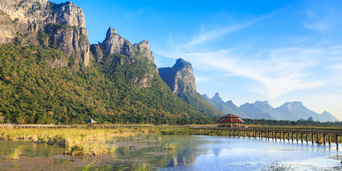 ทะเลสาบบัวและภูเขาหินปูนสะท้อนน้ำในพื้นที่เขาสามร้อยยอด